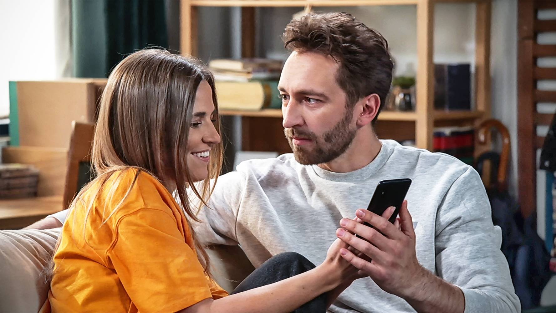 News Pierwsza mi�o�� - 3672 odc. �mia�ek poznaje sekret Bartka i Emilki. Streszczenie 3672 i 3673 odcinka