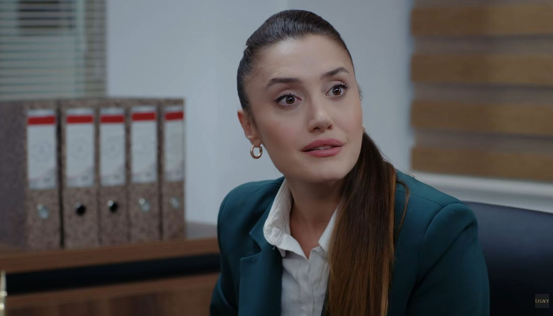 News Dziedzictwo odc. 913 i 914 streszczenie. Leyla opowiada prawd� o swojej bli�niaczce Deryi! Ferit szuka �lad�w