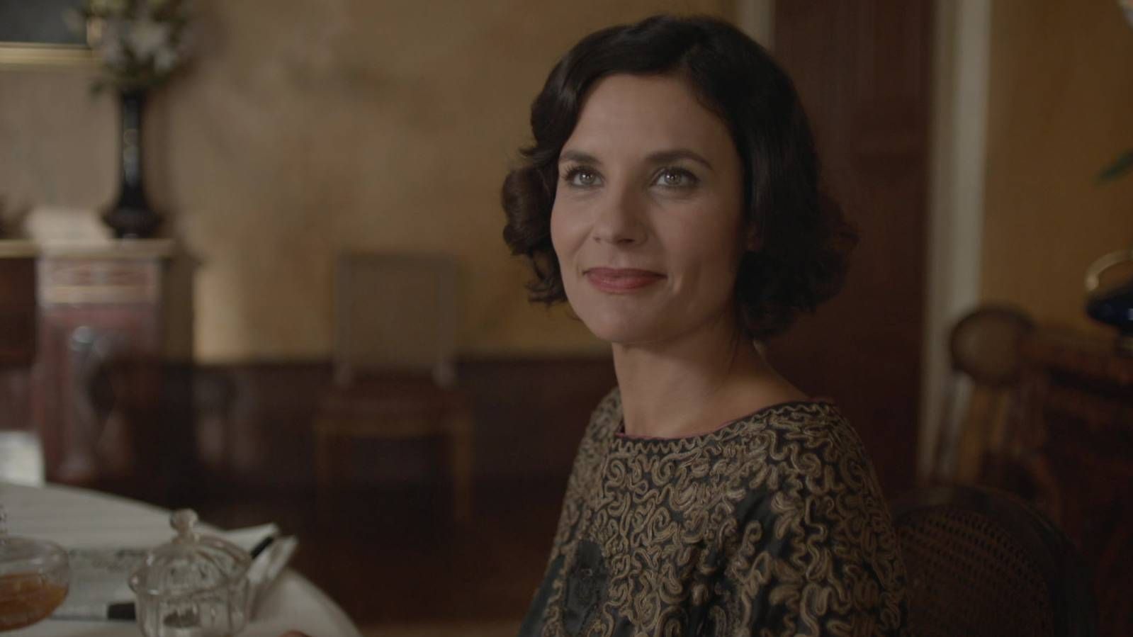 News Podw�jna to�samo�� - 4 odc. Louise sp�nia si� z pomoc�. Streszczenie 4 i 5 odc. 