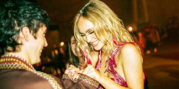 News „Idol” – nowy serial HBO zn�w wzbudza kontrowersje. Niesmaczny �art pomini�to w polskim t�umaczeniu