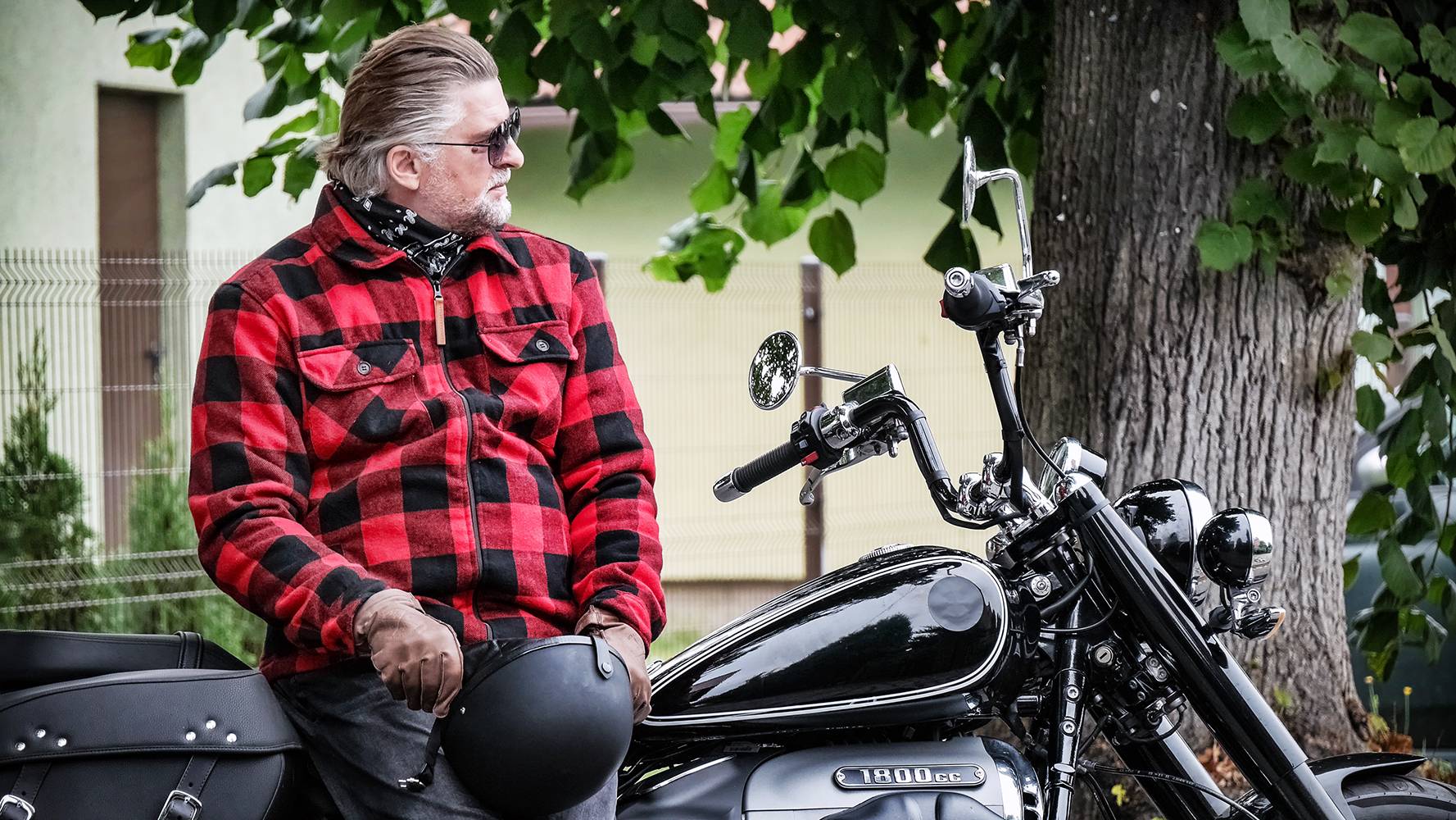 News Pierwsza mi�o�� - 3692 odc. Andrzejka �ledzi tajemniczy motocyklista. Streszczenie 3692 i 3693 odcinka