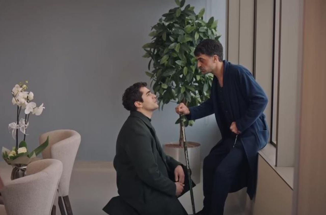 News Z�oty ch�opak - 186 odc. Ferit ma zamiar b�aga� Kazima o wycofanie zarzut�w przeciwko jego ojcu. Streszczenie 186 i 187 odcinka