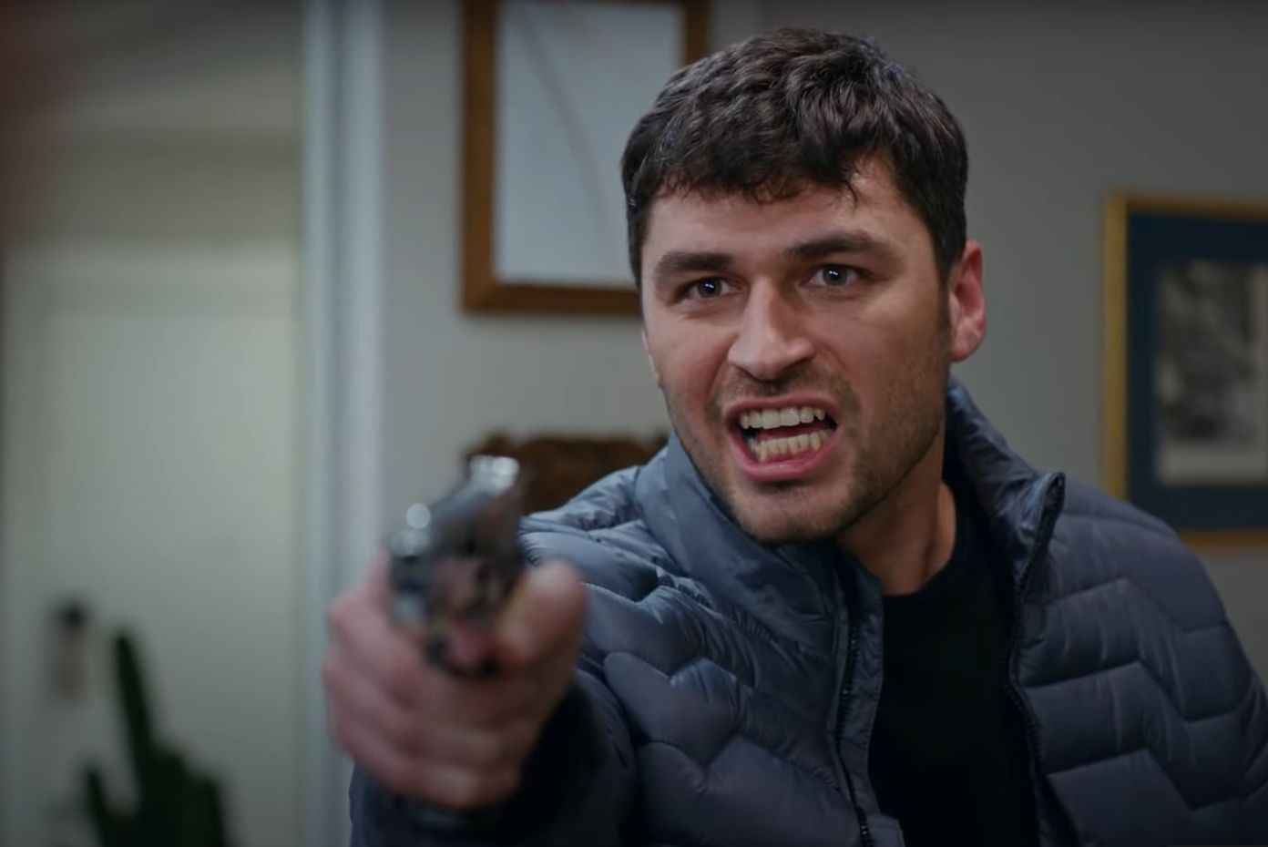 News Zakazany owoc 369 odc. i 370 odc.: Omer wpada do Cagataya z broni�. Ginie jedna osoba. Co si� wydarzy?