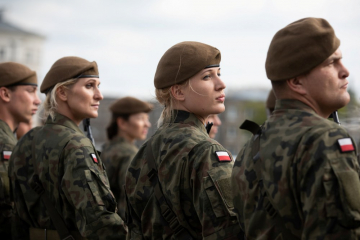 News Wojskowi dostarczaj�… ksi��ki! 