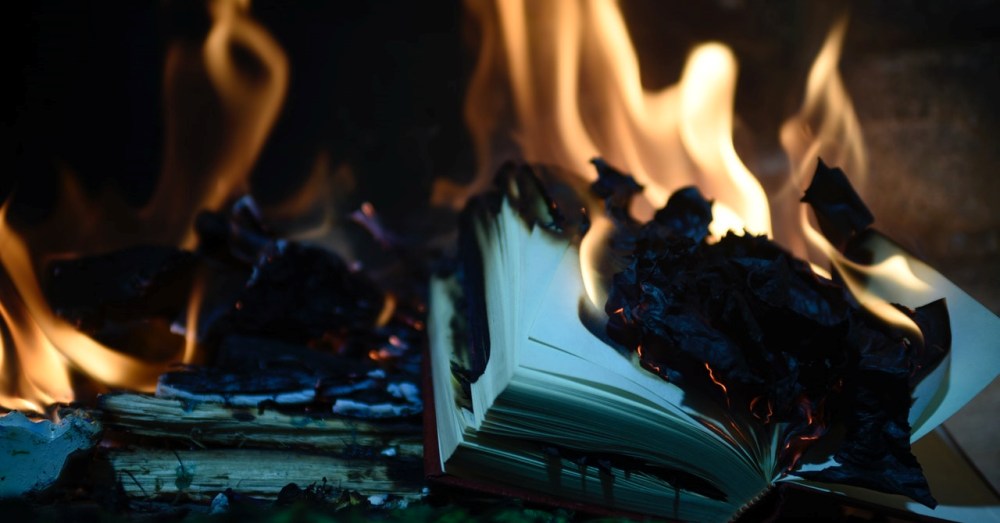 Spalono książki