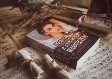 News Krok w kierunku przesz�o�ci. Fragment ksi��ki „Dziewczyna z czerwonym warkoczem