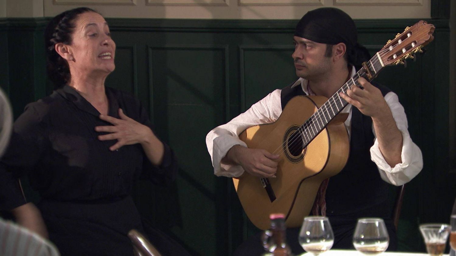 News Akacjowa 38 odc. 710 odc. Servando planuje wieczory flamenco. Simon i Adela ogaszaj lub. Streszczenie 710 i 711 odc. 