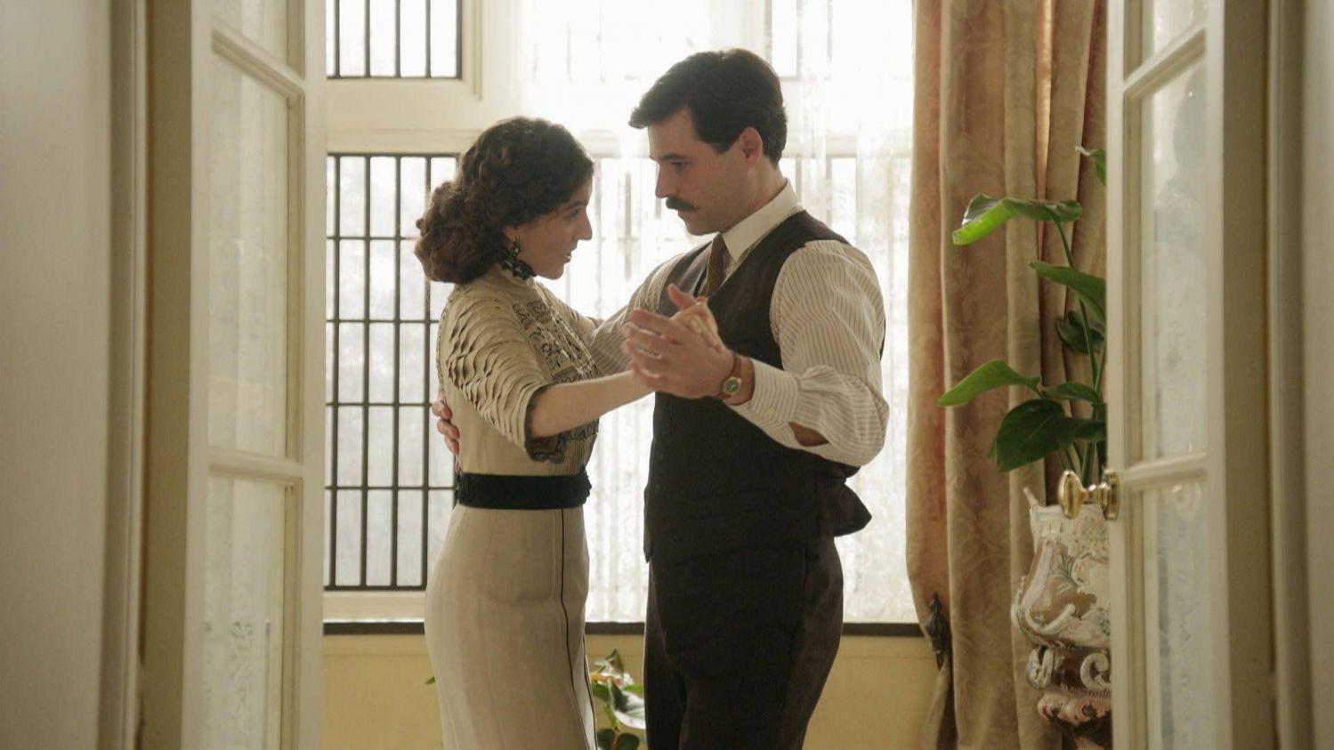 News La Promesa - pa�ac tajemnic - 109 odc. Jimena chce pozby� si� Jany! Wysy�a j� do pa�acu rodzic�w. Streszczenie 109 i 110 odc.