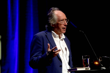 News Kim s� czytelnicy wra�liwi i czemu Ian McEwan ich nie popiera?