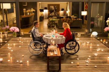 News Kr�cisz mnie, komedia romantyczna o notorycznym podrywaczu udaj�cym niepe�nosprawnego