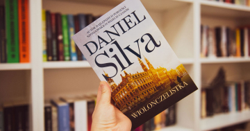 News  Opu��ten pistolet! „Wiolonczelistka