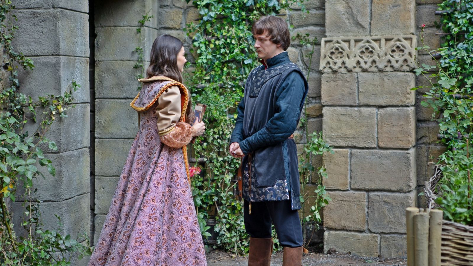 News Kr�lowie odc. 12 i 13 streszczenie: Katarzyna ratuje Hi�cz�, a Ulryk snuje spisek przeciw El�biecie! Co jeszcze si� wydarzy? 