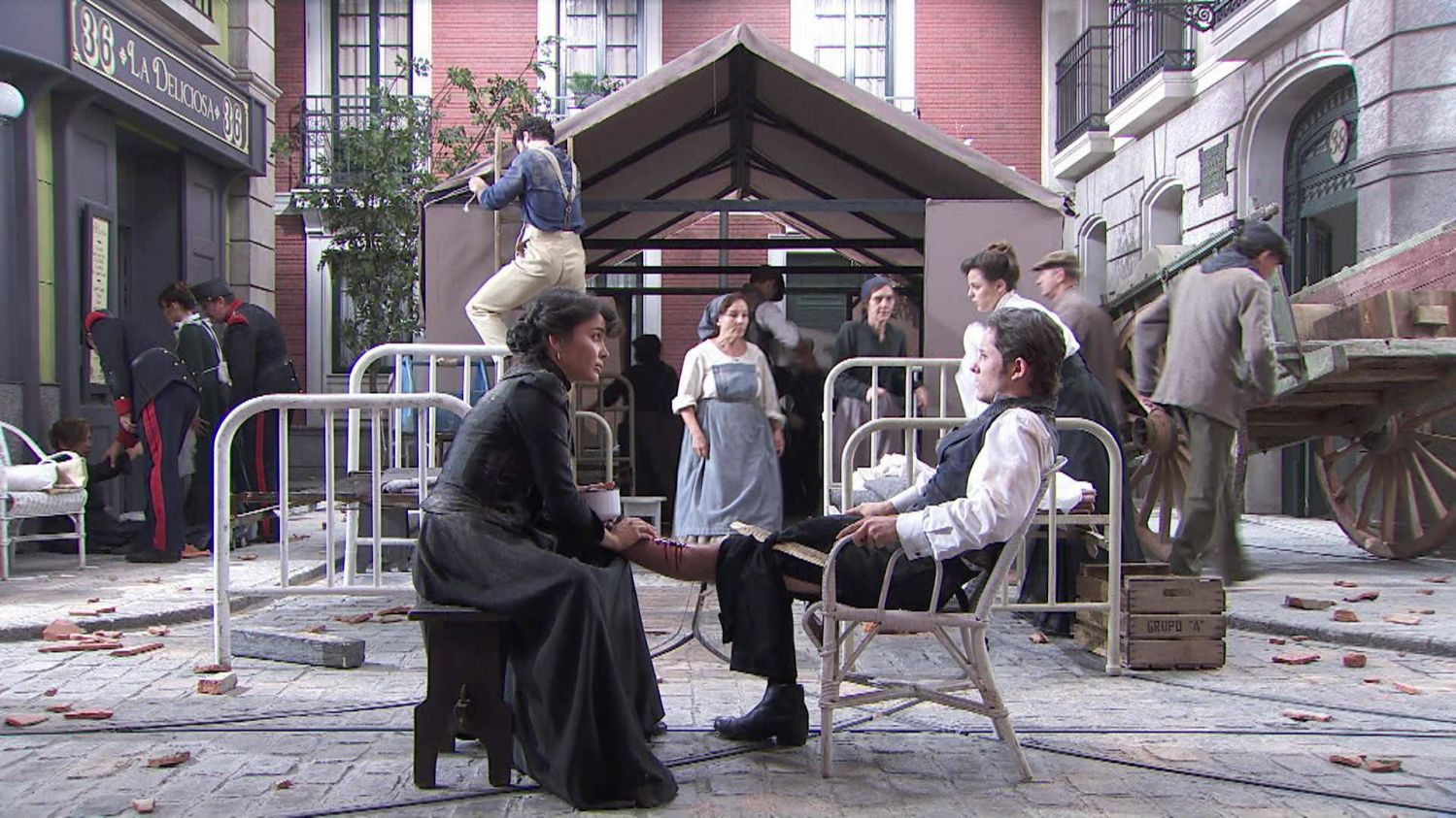 News Akacjowa 38 odc. 691. Antonito chce uciec po trzsieniu ziemi, ale wybiera mio do Lolity. Streszczenie 691 i 692 odc. 