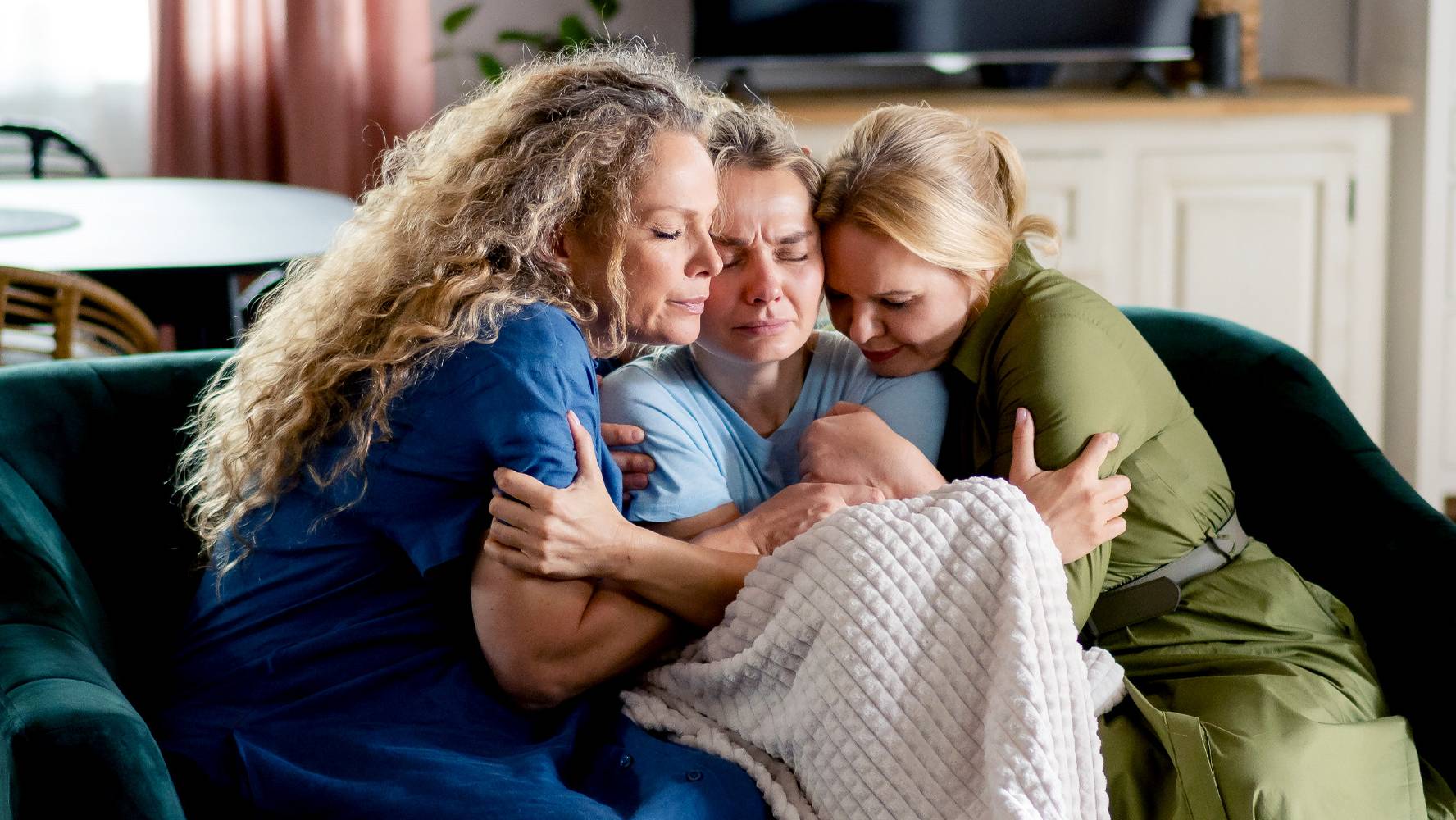 News Przyjaci�ki 264 odc. Szymon pracuje jako naganiacz w klubie ze striptizem. Streszczenie 264 i 265 odc. 