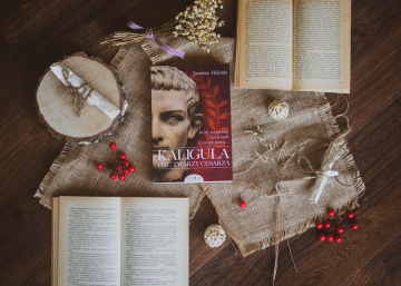 News Kaligula. Ub�stwiany brzydal