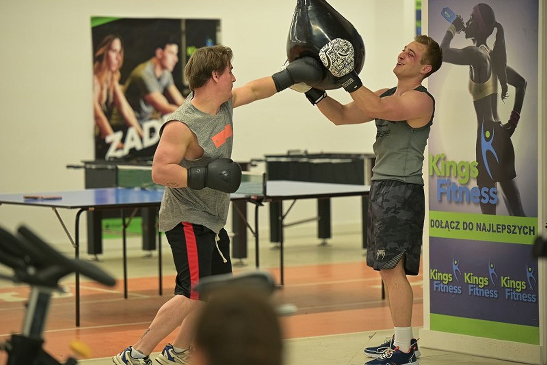 News Pierwsza mi�o�� - 3984 odc. Szokuj�ce decyzje Kamila! Czy we�mie udzia� w nielegalnych walkach? Streszczenie 3984 i 3985 odc