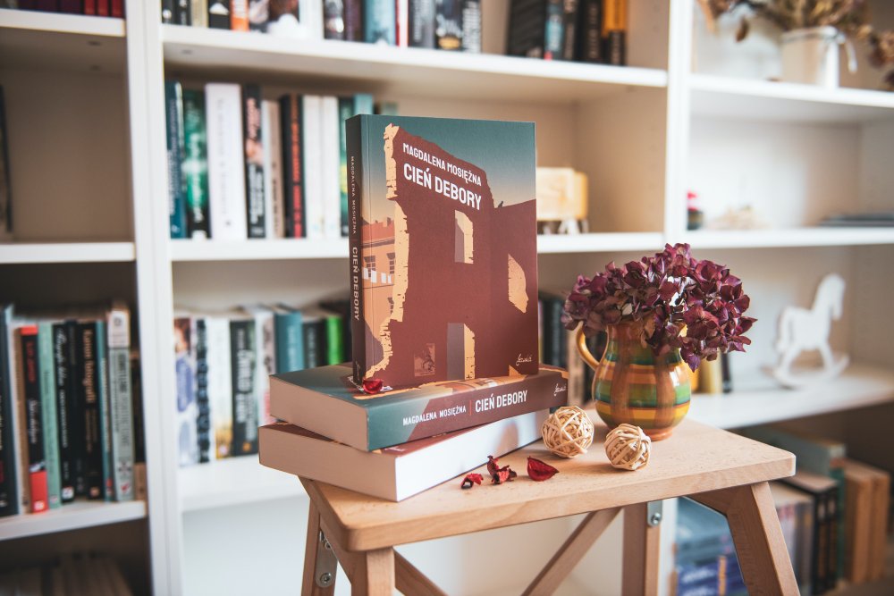 Cień debory książka