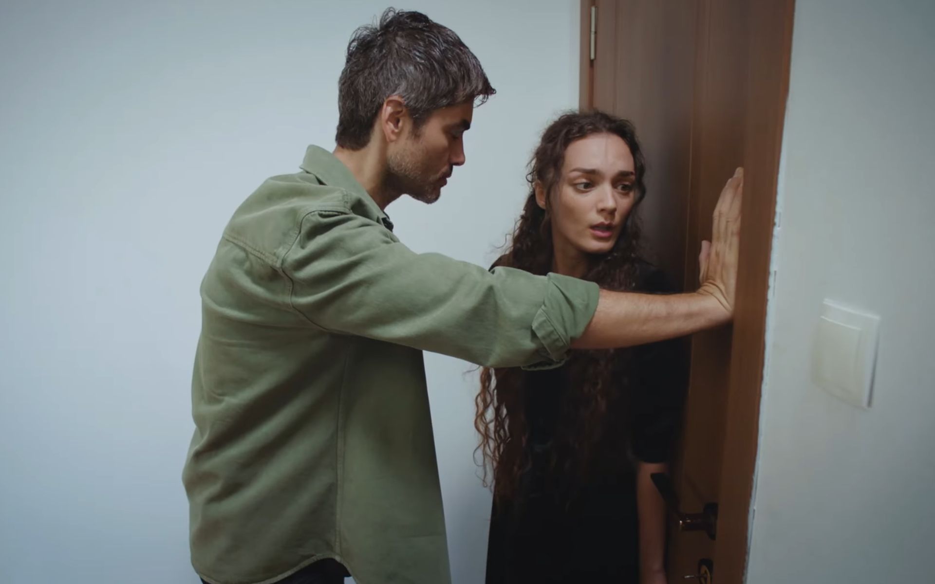 News Dziedzictwo odc. 859 i 860 streszczenie. Ferit zawodzi c�rk� i nie przychodzi na wa�ne spotkanie. Nana policzkuje Poyraza!!