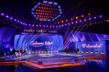 News Cudowne lata odc. 1 streszczenie: Pierwsze starcie mi�dzy Milenialsami a Boomerami. Startuje nowy program na TVP2