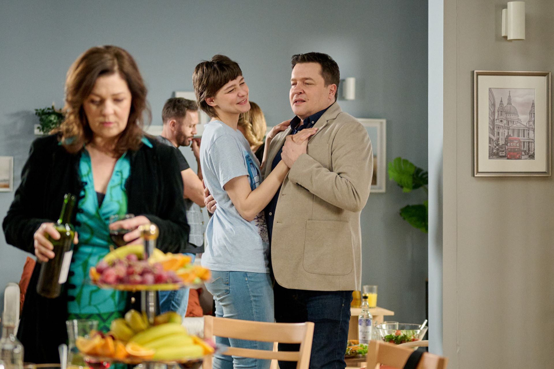 News Na Wsp�lnej - 3865 odc. Iga czule ta�czy z s�siadem Streszczenie 3865 i 3866 odcinka