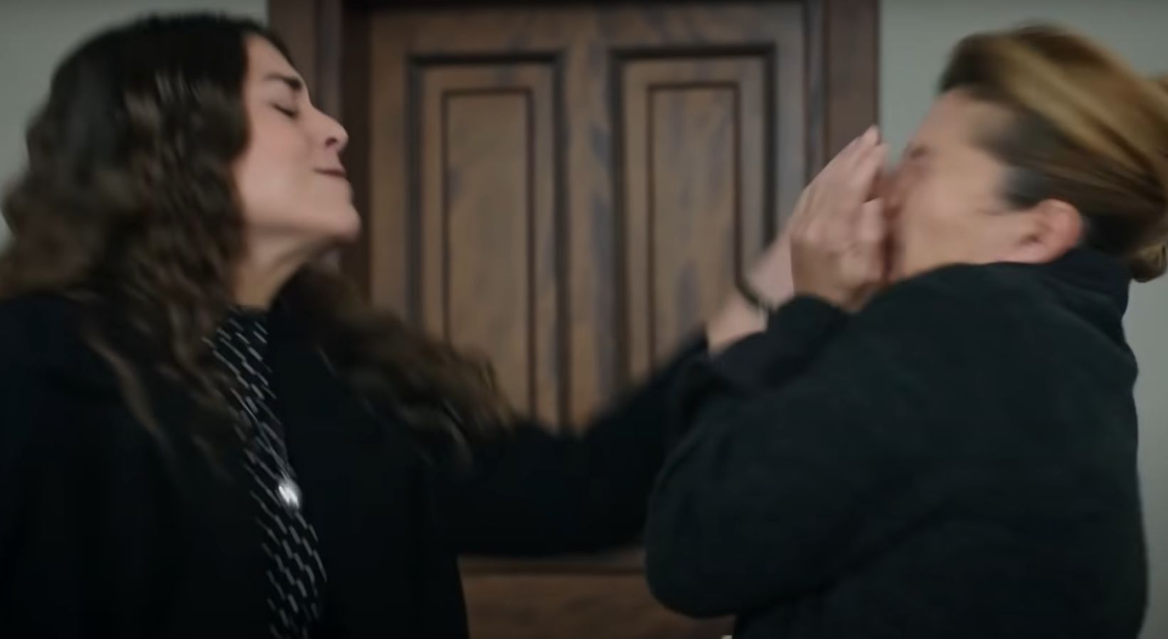 News Dziedzictwo - Seher znienawidzi te�ciow�? Policzkuje j� trzykrotnie!