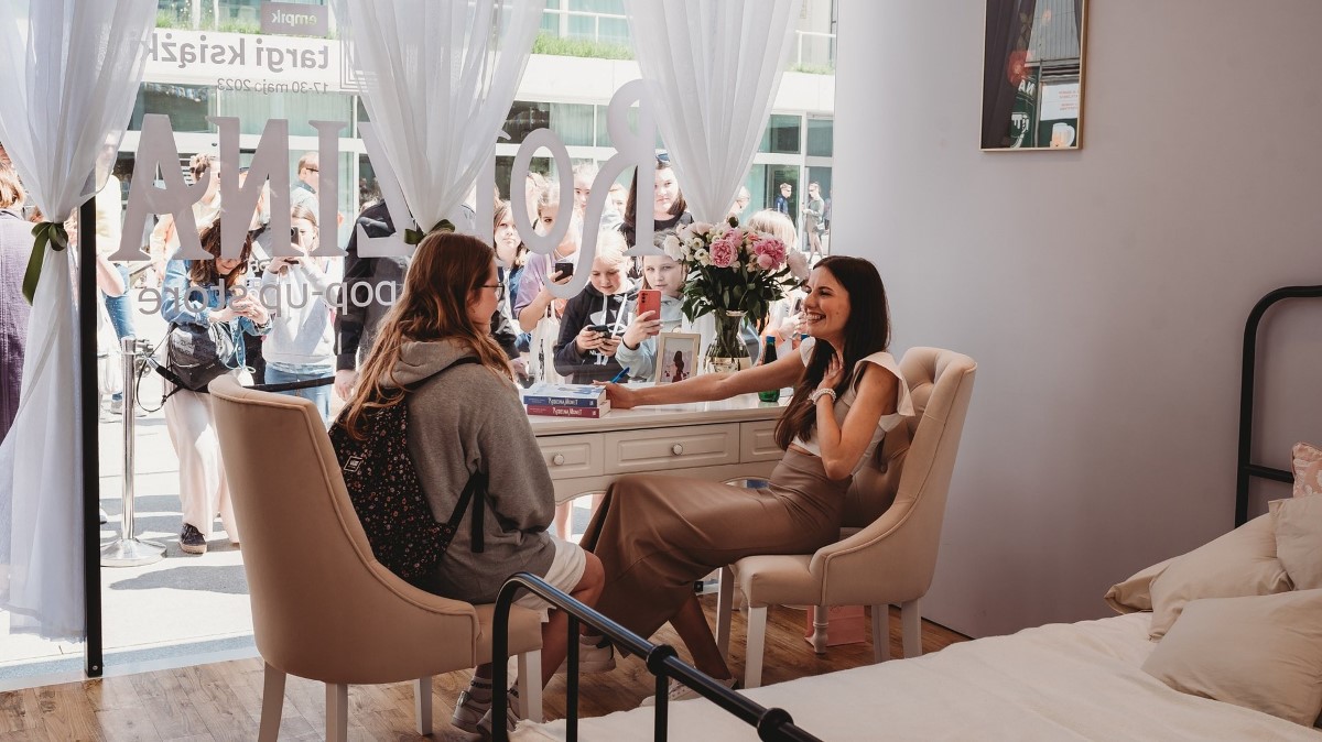 News Autorka „Rodziny Monet” przez 13 godzin rozdawa�a fanom autografy