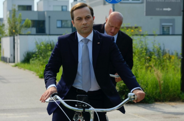 News S�uga narodu - Przyjaciele prezydenta maja k�opoty. Co zdarzy si� w 9, 10 i 11 odcinku potencjalnego komediowego hitu Polsatu?