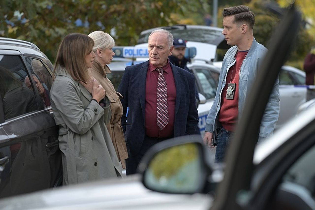 News Pierwsza mi�o�� - 3927 odc. Karol wyja�nia policji swoje powi�zania, a Arek �a�uje straconych szans. Streszczenie 3927 i 3928 odc