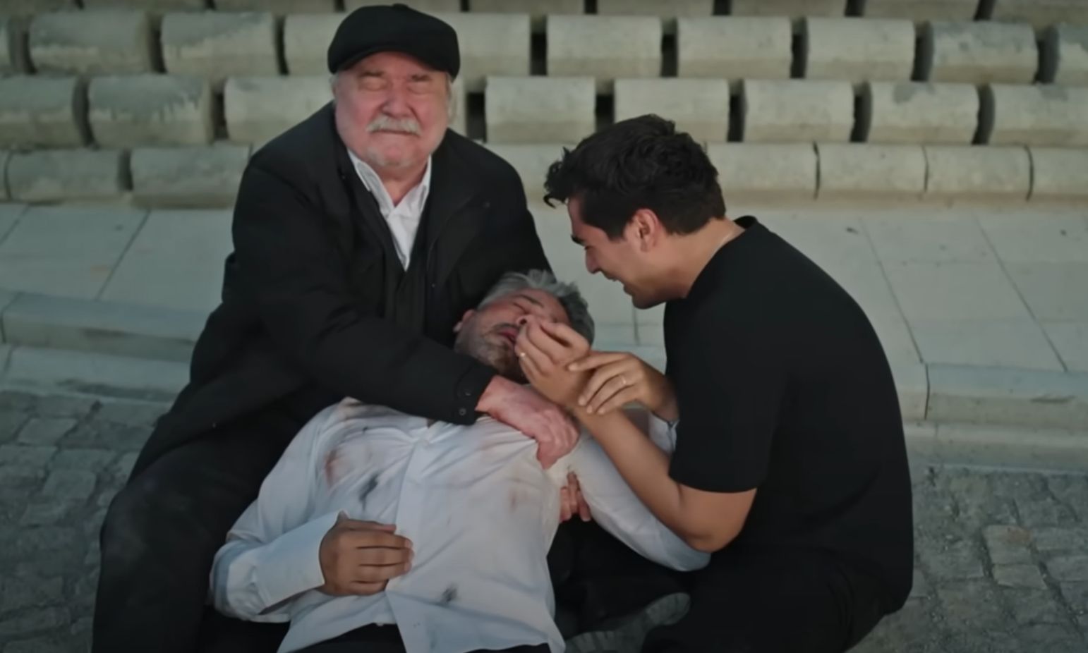 News Z�oty ch�opak - Orhan zginie w obronie Halisa! Na jego pogrzebie dojdzie do dramatycznych scen