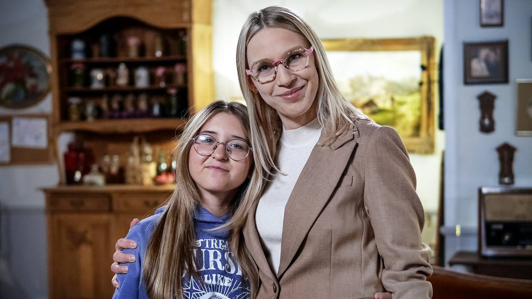 News Pierwsza mi�o�� - 3740 odc. Amelka chce wyswata� ojca ze swoj� polonistk�. Streszczenie 3740 i 3741 odcinka