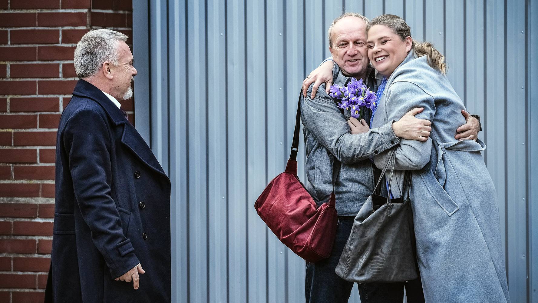 News Pierwsza mi�o�� - 3772 odc. Seweryn wychodzi na wolno�� i wraca do domu. Streszczenie 3772 i 3773 odcinka