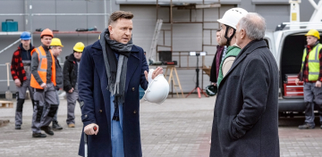 News Pierwsza mi�o�� - 3634 i 3635 odcinek. Karol szuka kogo� na kogo m�g�by zwali� win� za wypadek na budowie. Streszczenie odcink�w