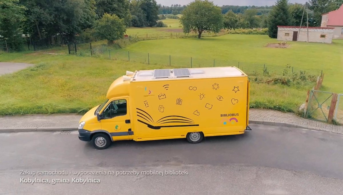 News Biblioteka w autobusie? Bibliobus z Kobylnicy ju� od roku dostarcza czytelnikom ksi��ki