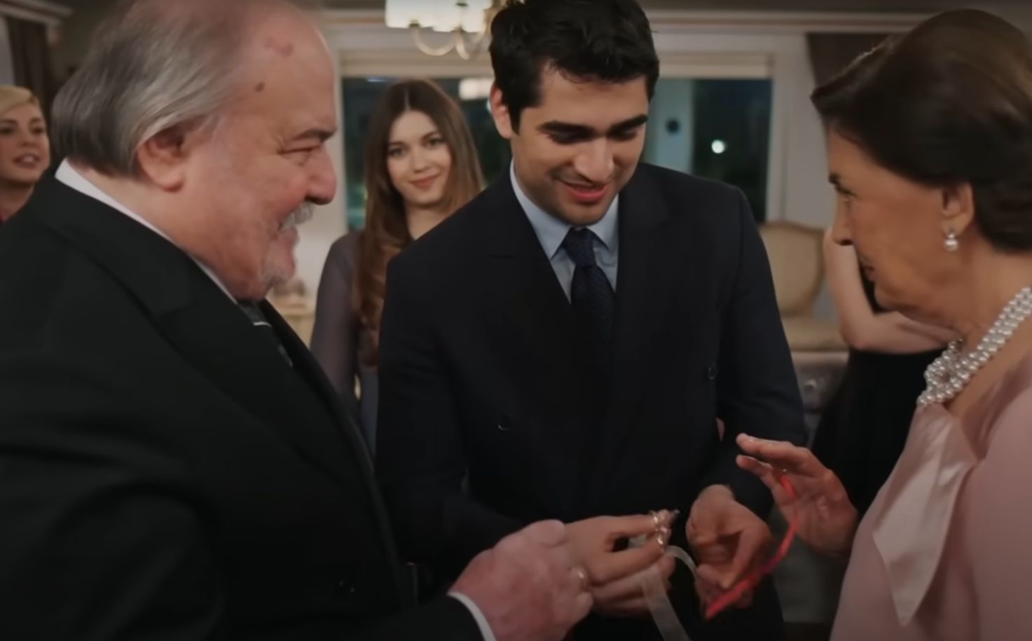 News Halis z serialu 