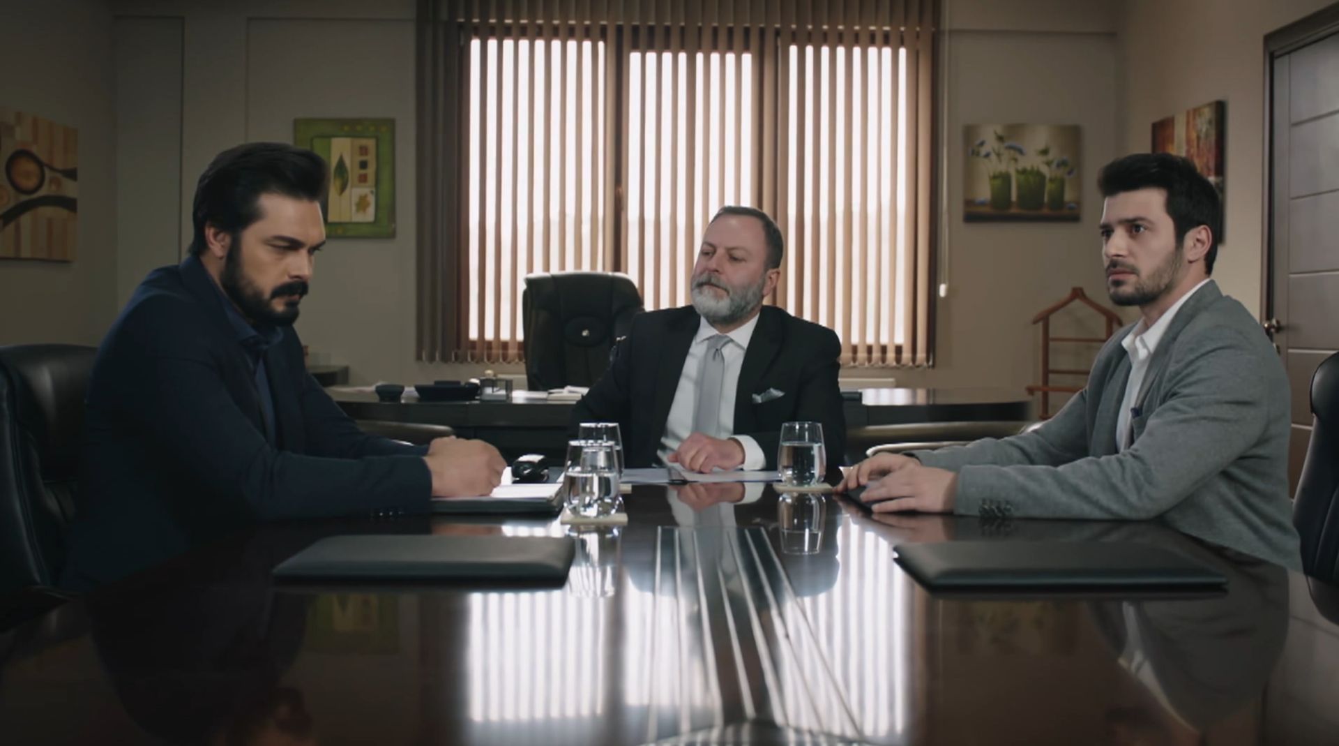 News Dziedzictwo odc. 547 i 548 streszczenie: Yaman oskar�a Aziza i rzuca si� na niego w szale!