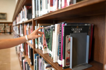 News Ciepłe schronienie i koniec opłat – biblioteki pomagają potrzebującym w kryzysie finansowym