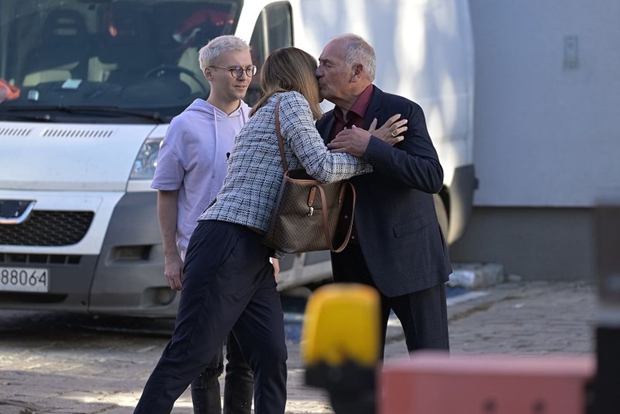 News Pierwsza mi�o�� - 3938 odc. Karol po wyj�ciu z aresztu pr�buje odzyska� zaufanie Ewy, a Marta trafia na trop Mateusza. Streszczenie 3938 i 3939 odc