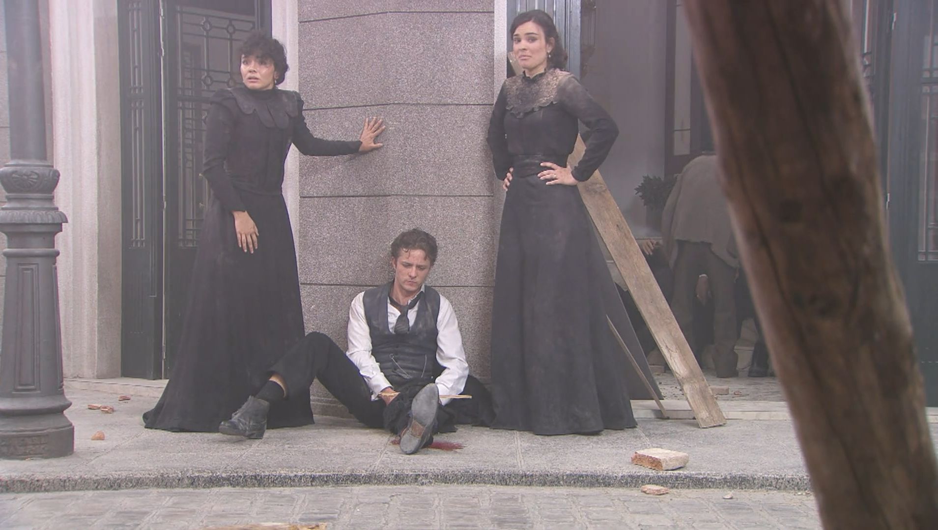 News Akacjowa 38 odc. 690. Trzsienie ziemi! Samuel ratuje Blank, a Diego ocala ojca spod gruzw. Streszczenie 690 i 691 odc. 