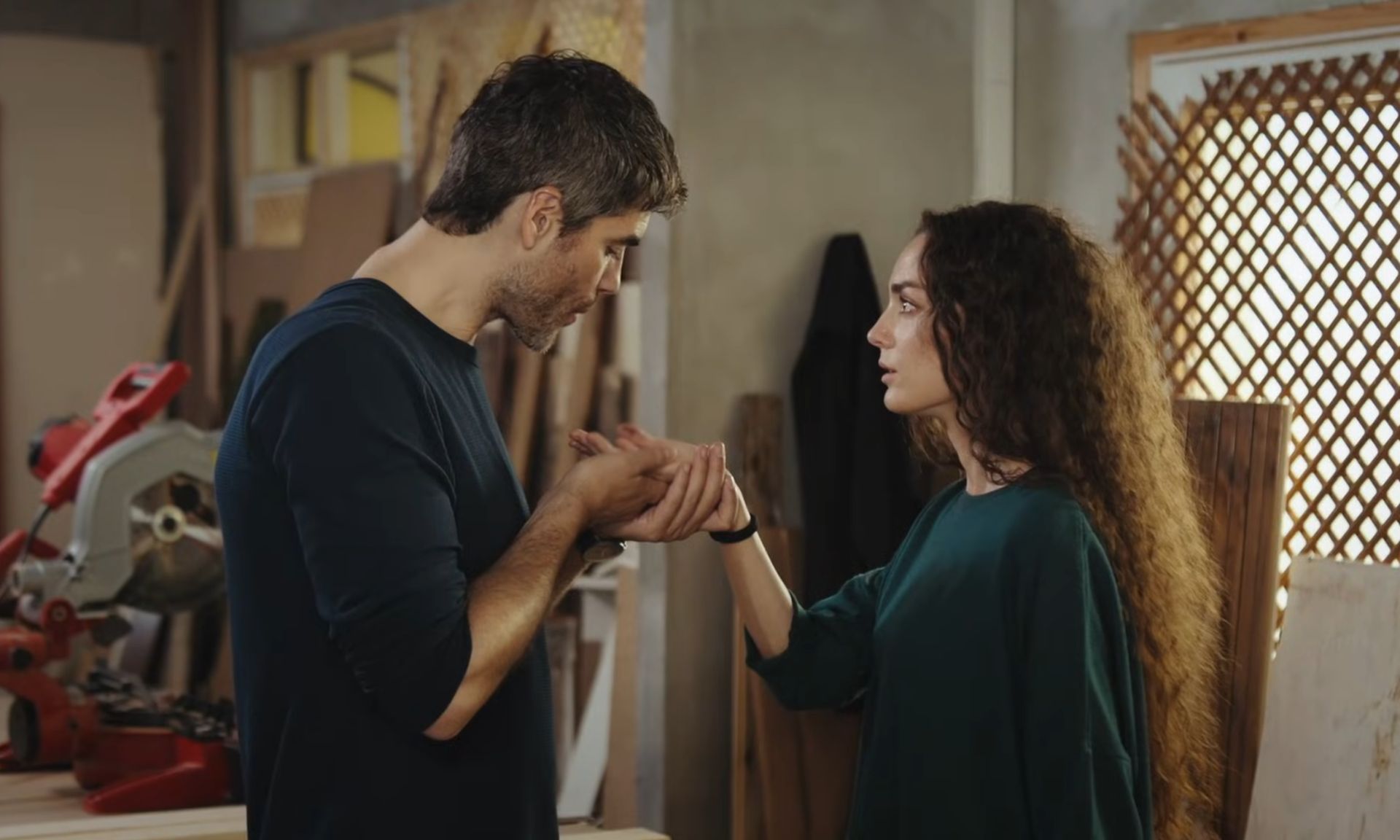 News Dziedzictwo odc. 872 i 873 streszczenie. Nana rani d�o� w warsztacie. Cennet chce wyrzuci� j� z pracy