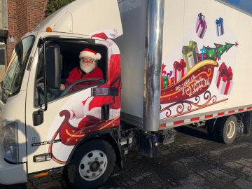 News �wi�ty Miko�aj je�dzi ci�ar�wk� i rozwozi ksi��ki�