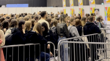 News Stoj� w kolejce przez 6 godzin, by dosta� autograf ulubionej pisarki. Za nami pierwszy festiwal literatury Young Adult