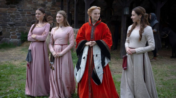 News Korona kr�l�w. Jagiellonowie - 101 odc. U kr�lowej Anny pojawiaj� si� pierwsze oznaki t�ca po zak�uciu kolcami. Streszczenie 101 i 102 odc.