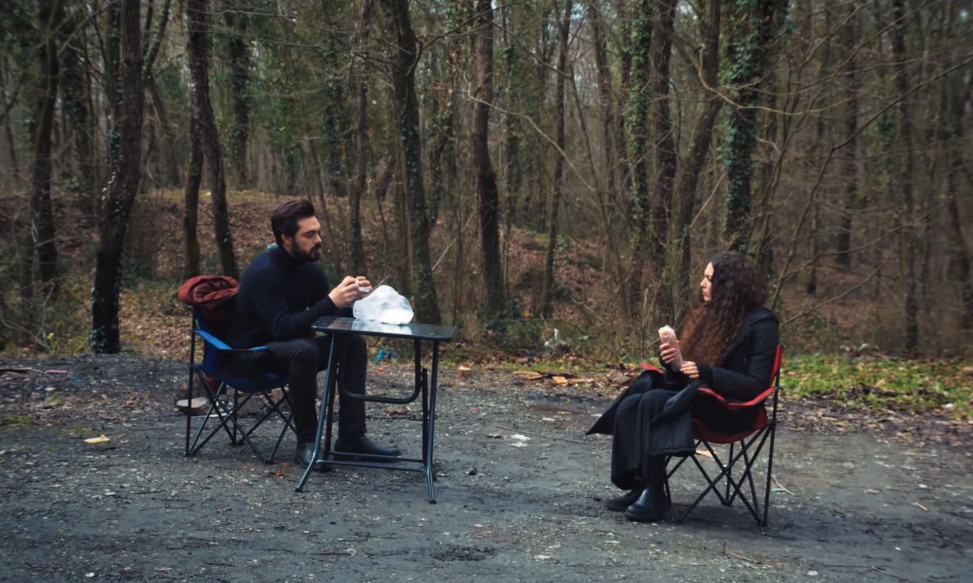 News Dziedzictwo odc. 783 i 784 streszczenie. Yaman i Nana utkn�li w lesie. Awaria zmusza ich do rozmowy!