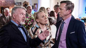 News Pierwsza mi�o�� - 3642 i 3643 odcinek. Trwa wesele Celiny i Romana, kt�re wykorzystuje w�jt Wadlewa. Streszczenie odcink�w