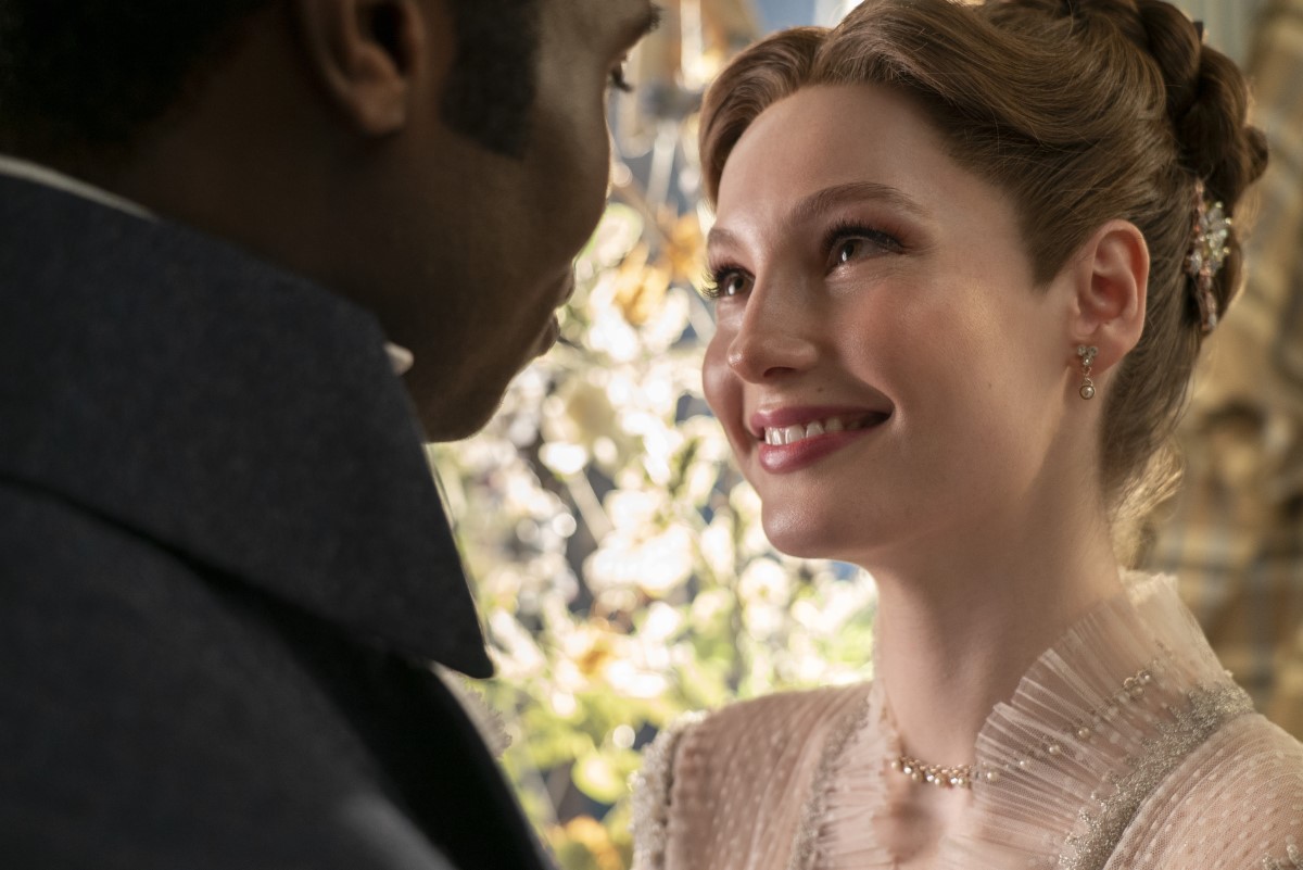 News Bridgertonowie: ksi��ka vs. serial. Autorka powie�ci nie jest zadowolona z nowego sezonu?