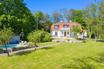 News Camilla L�ckberg sprzedaje sw�j domek letniskowy. Cena: 25 milion�w�