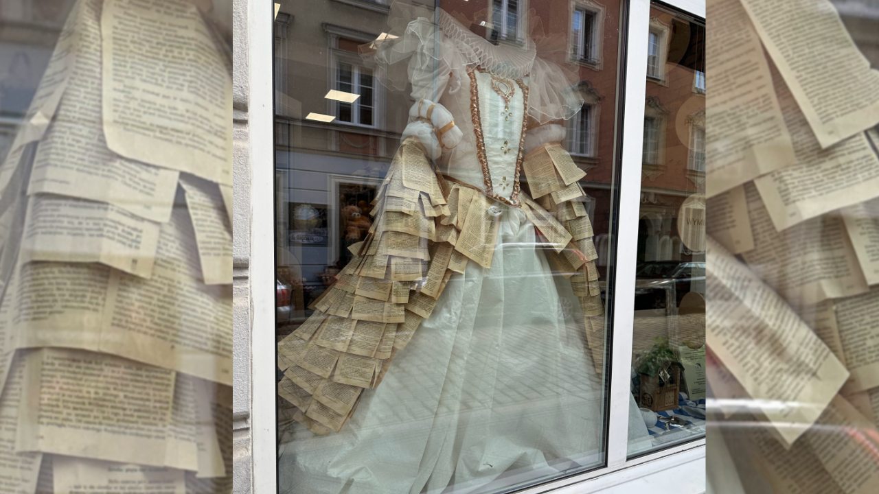 News Przerabiaj� ksi��ki na sukienki. Nietypowy trend dzieli internaut�w: to sztuka czy brak szacunku do literatury?