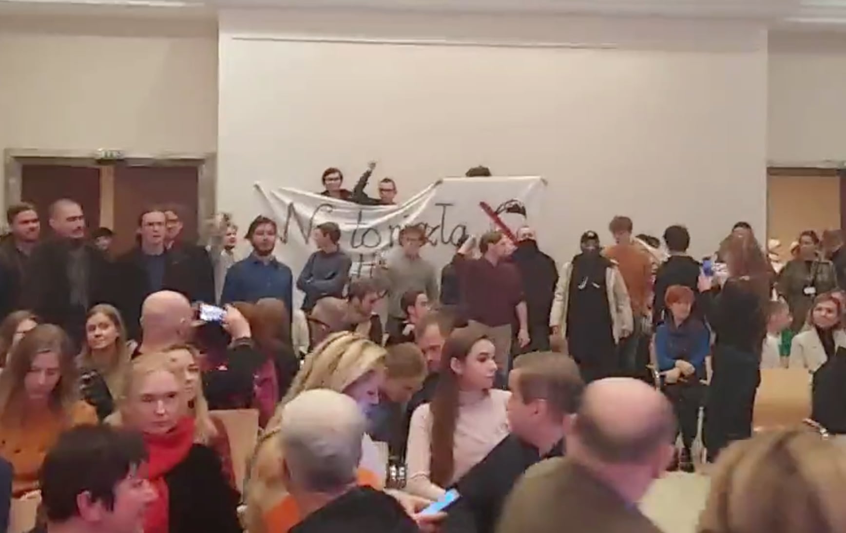 News Wszechpolacy wtargn�li na spotkanie z ukrai�sk� pisark�. Do akcji musia�a wkroczy� policja