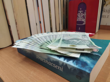 News Bibliotekarki odnalaz�y w ksi��ce 1600 z�otych