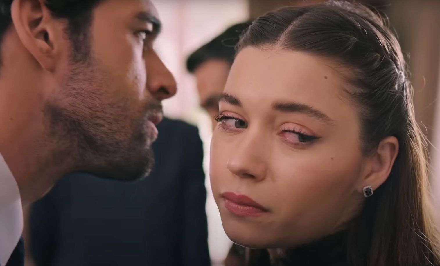 News Z�oty ch�opak - 203 odc. Seyran oficjalnie zar�cza si� z Akinem. Jest zdruzgotana! Streszczenie 203 i 204 odcinka